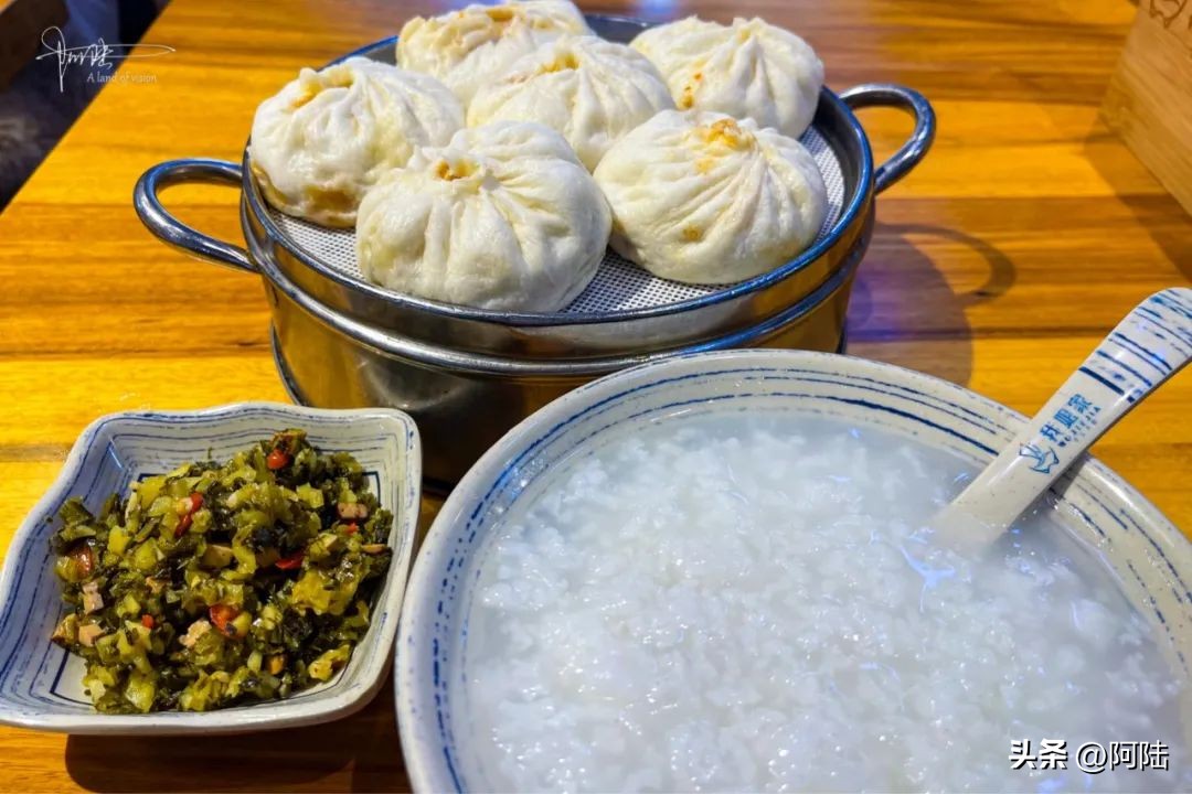 “我姐家”就像杭州的知味观,是淳安人和游客都趋之若鹜的餐馆