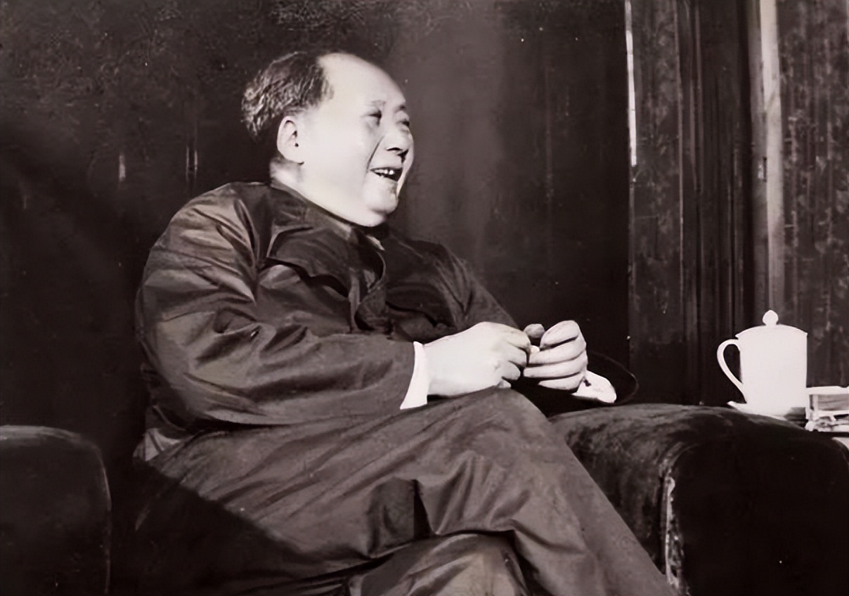 1969年，*先念李**抽雪茄，毛主席试尝后：这烟很好，为何不告诉我？