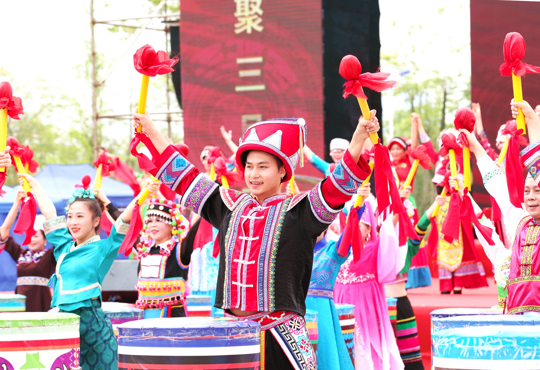 石榴开花红似火鲜艳欲滴,石榴花开红似火七律诗