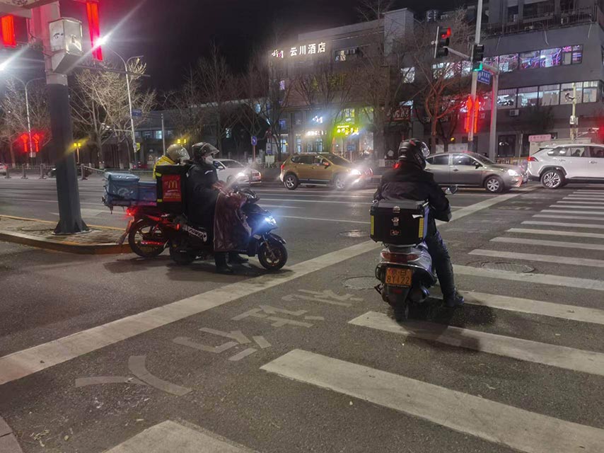 电动自行车戴头盔惹争议,电动自行车驾驶人佩戴头盔