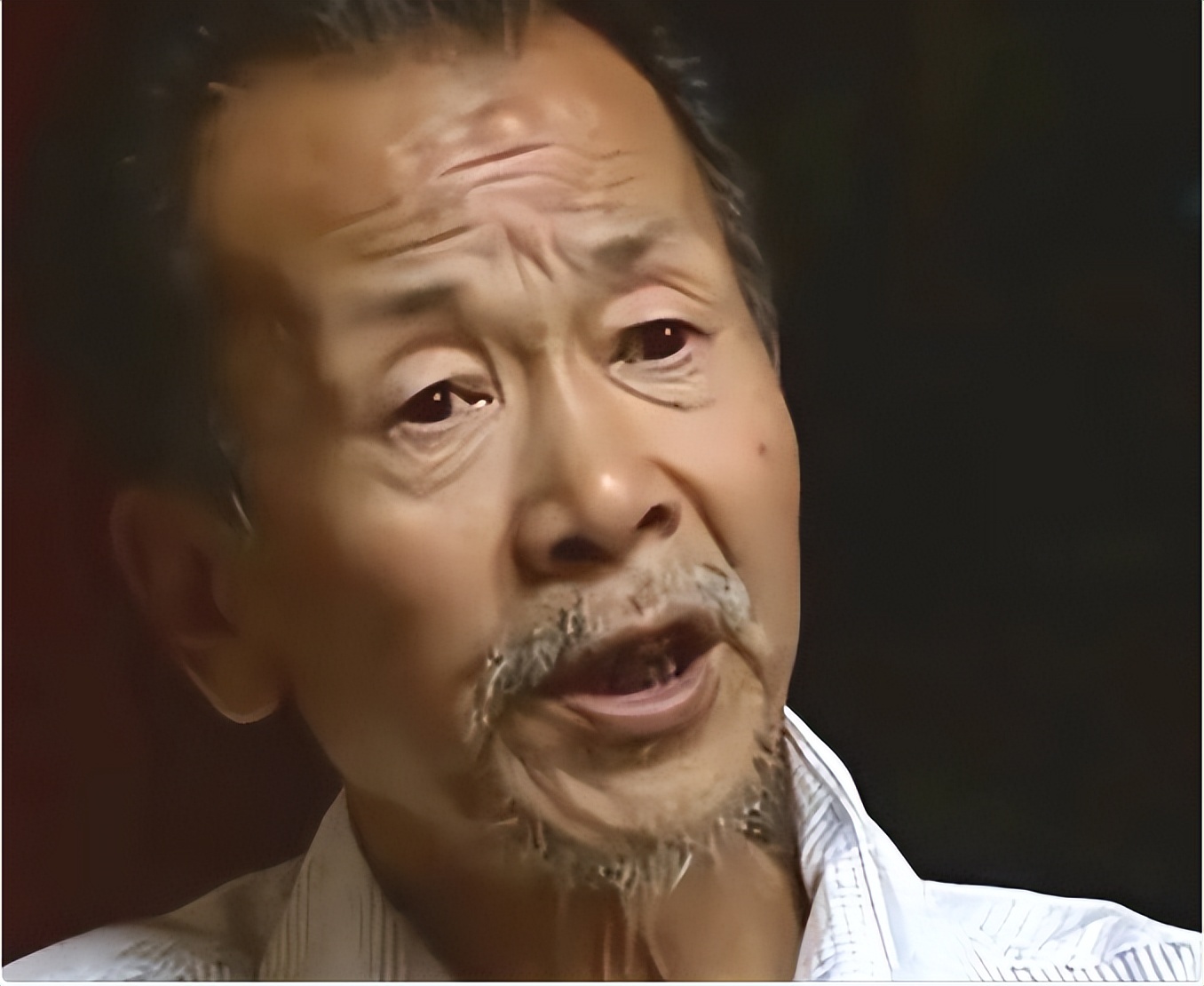 甘肃一女学生遭老师强奸，老师出狱后，女学生下跪：对不起我错了