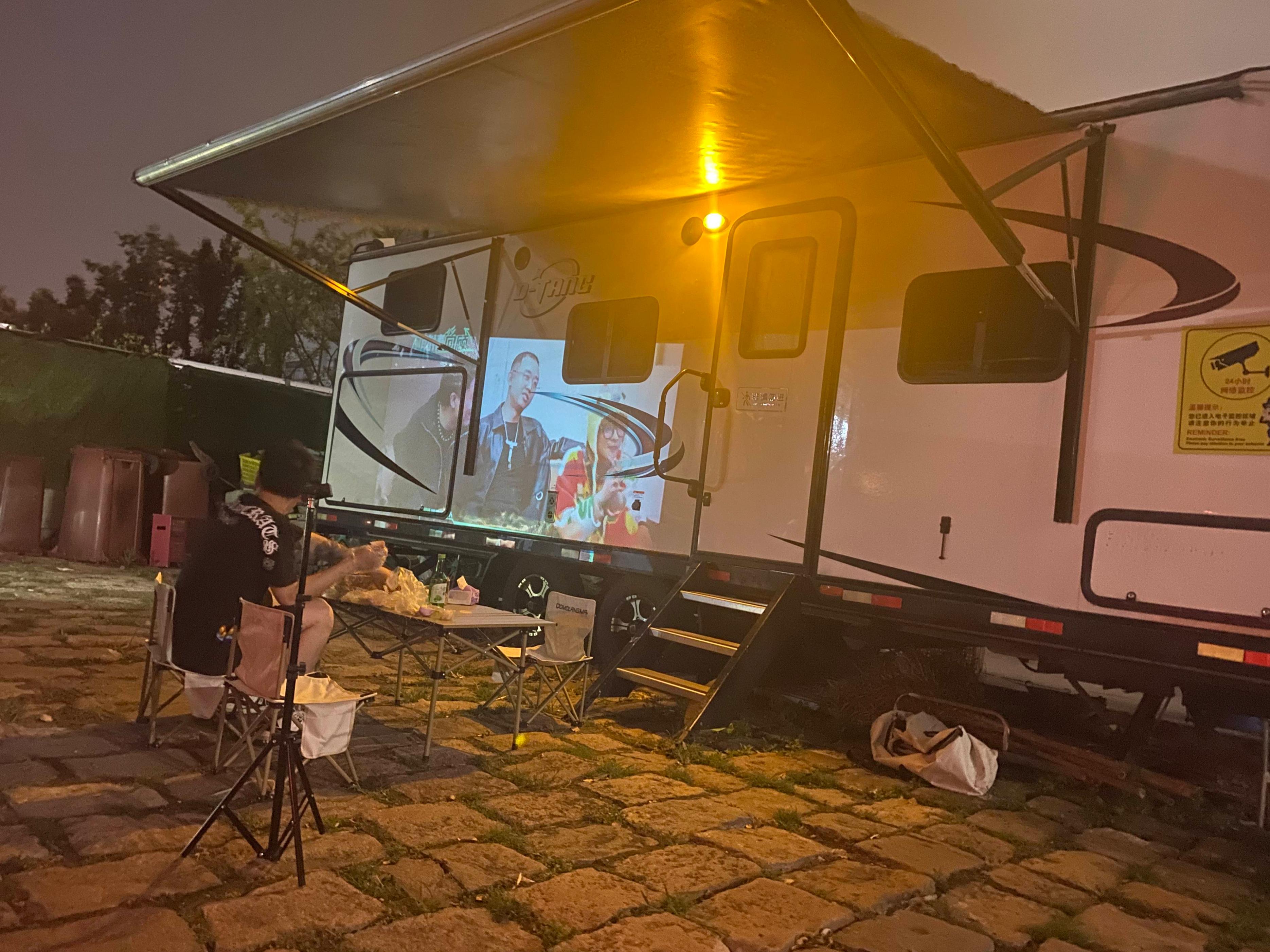 25岁房屋中介和女友住房车过“临时”生活：花5年积蓄买20平空间