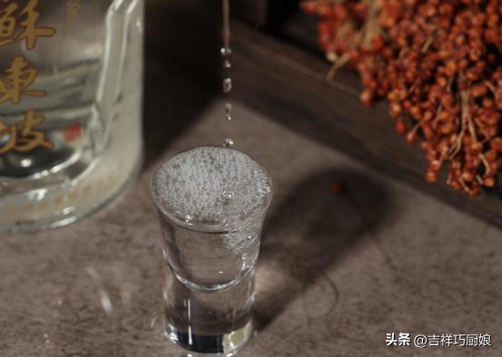 怪事！大批外国游客涌入四川，表面看似旅游，实则是盯上了白酒