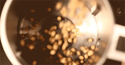 给“脱发人士”指条明路!权威研究:大豆饮食可改善毛囊