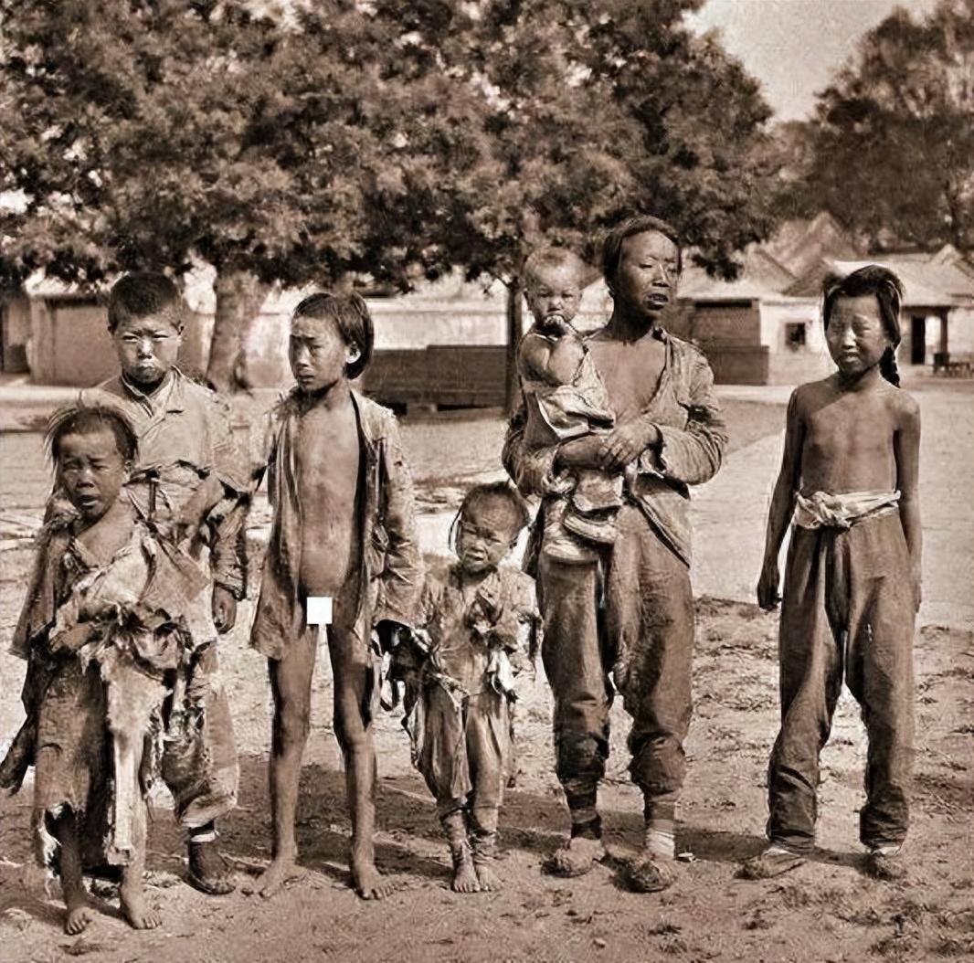 真实晚清老照片：穿着肚兜的*女妓**在揽客，底层妇女穷到衣不蔽体2