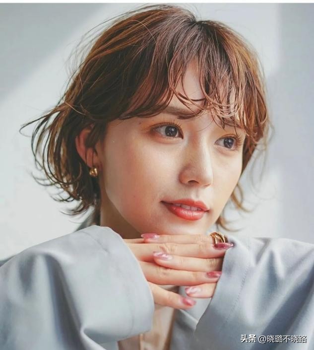 流行女款露耳烫发,2019流行发型中年女烫发