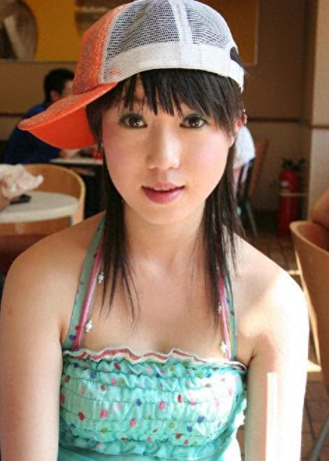 “网红模特”*筱雨张**,出道一年拍21套人体写真,现38岁仍单身未婚