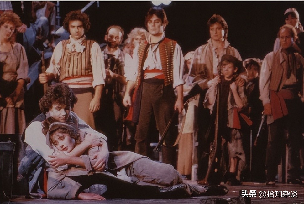 音乐剧《毛发》中，歌词*力暴**的转变，肢体历史的融合