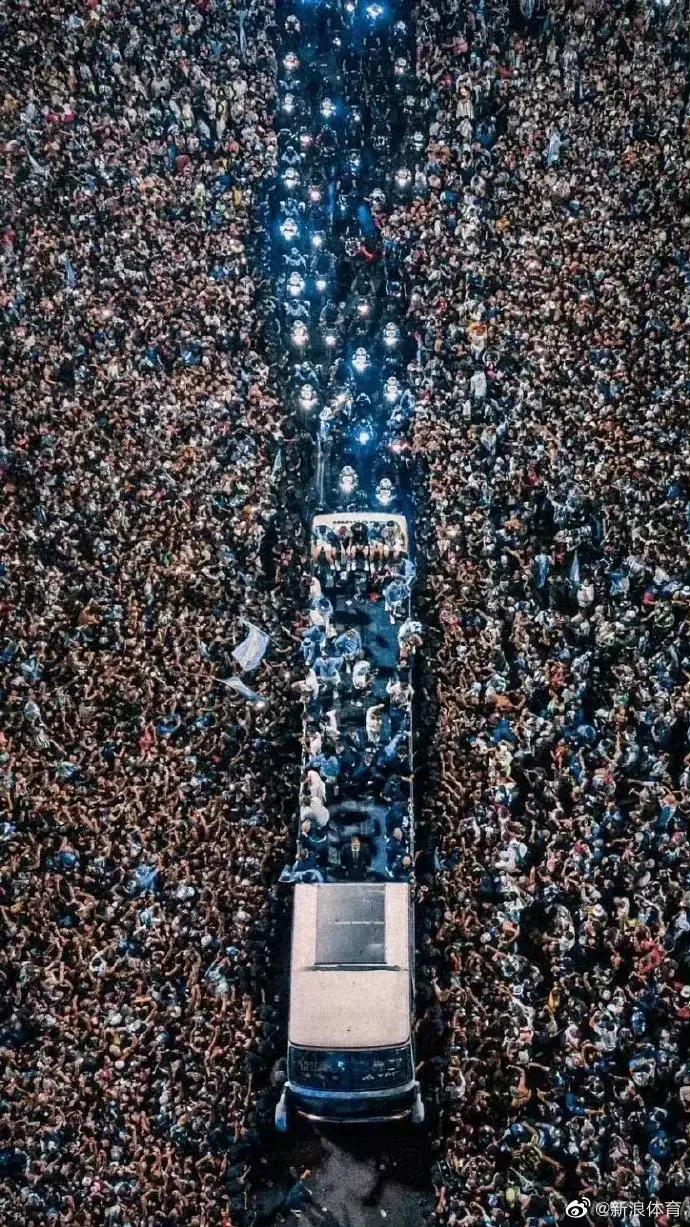 梅西对待球迷的温暖时刻,球迷对梅西的热情