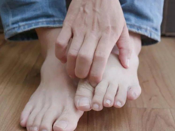 梅毒脚和脚气有什么区别,梅毒脚气是单脚有还是双脚有