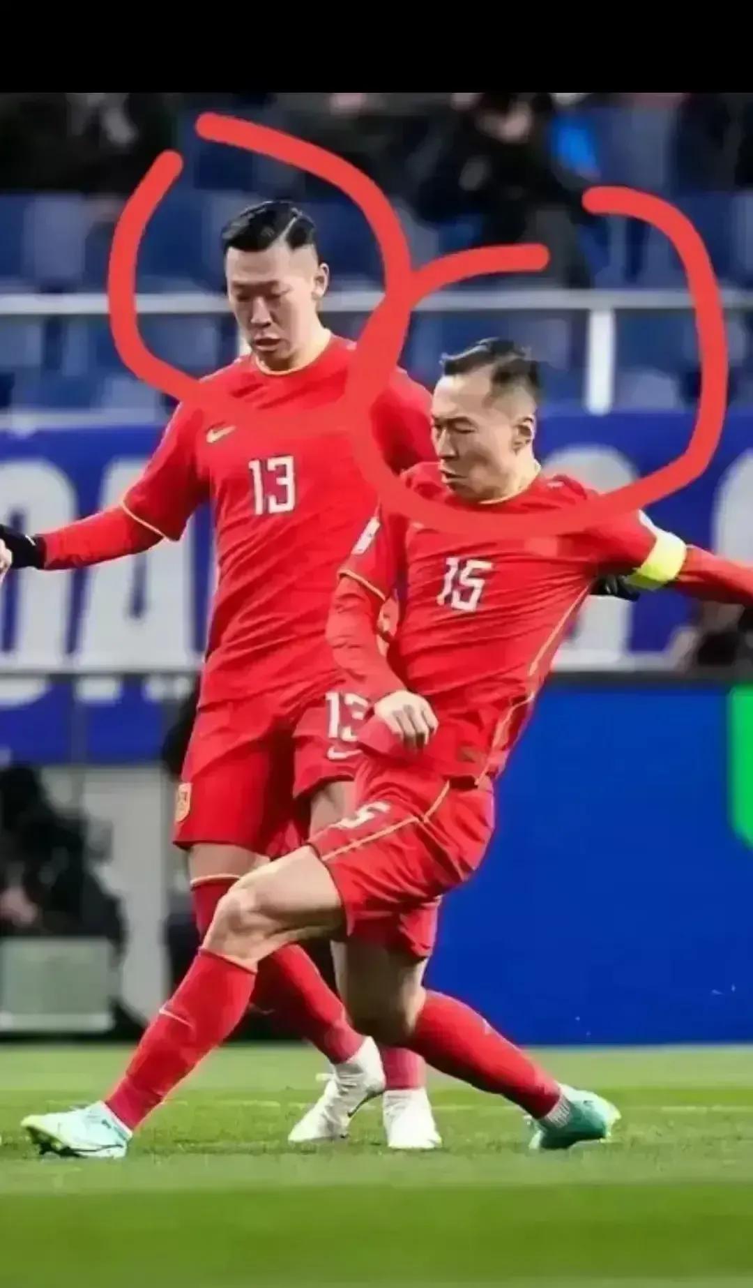 中国女足最新足球服,中国女足披国旗