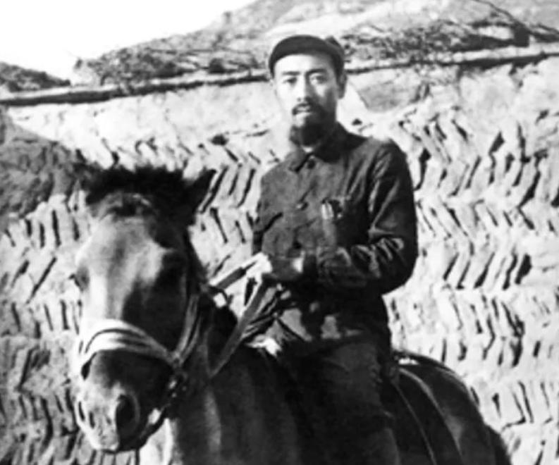 1934年国军少将救下近10万红军，建国后毛主席叮嘱：一定要找到他