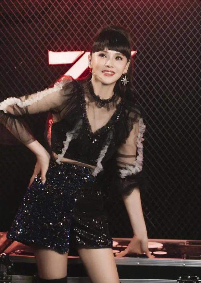 才女伊能静，童年坎坷：被父抛弃、“狗链”栓脖又被逼吃“狗粮”