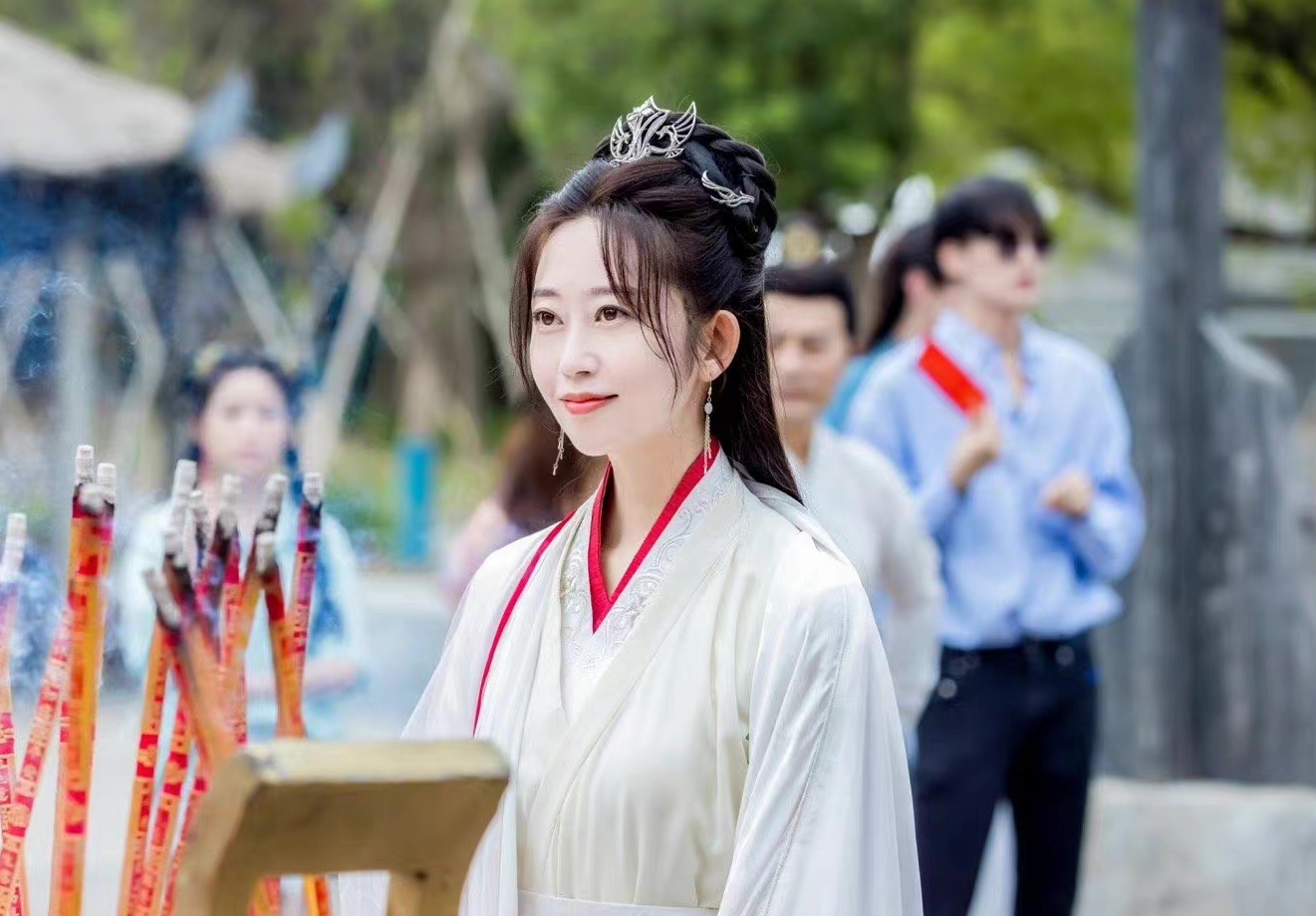 富婆为圆明星梦出资找小鲜肉演情侣？开机时男主一脸“生无可恋”