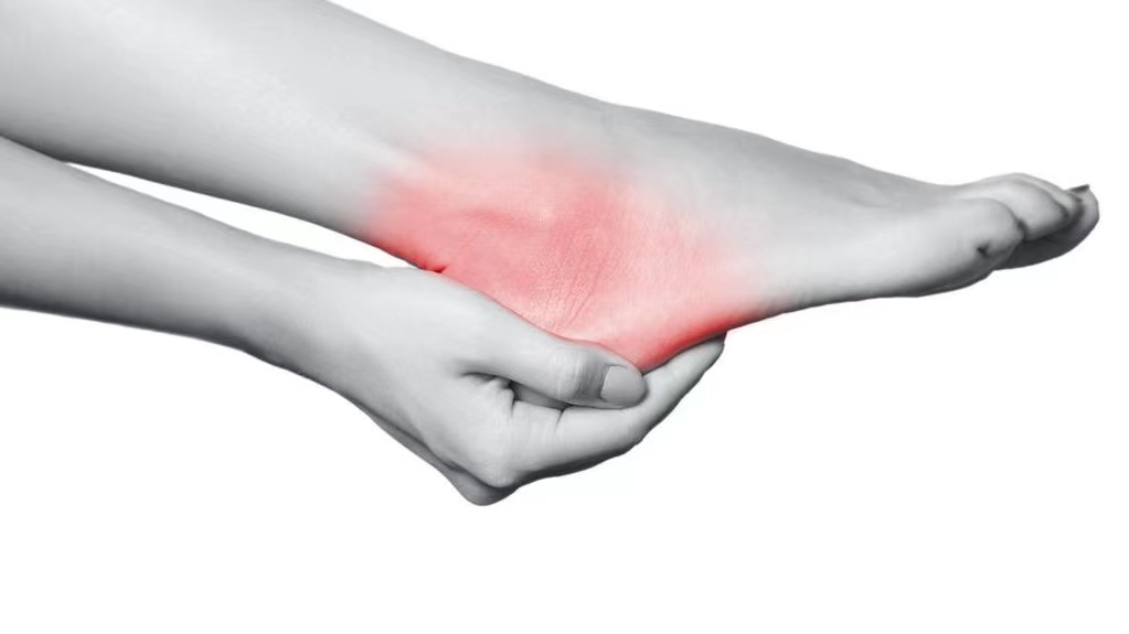 脚底板爱进风什么原因,脚底板长茧子走路疼怎么办