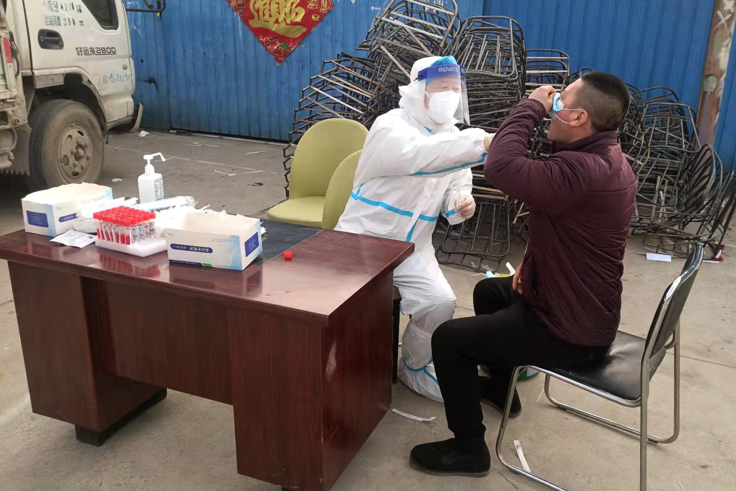 河北霸州中口医院医生与志愿者协同配合采集核酸受到村民赞扬