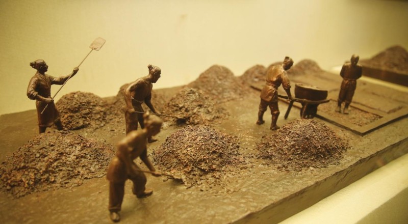 赖茅53度香港回归多少钱一瓶,97年2斤装赖茅现在值多少钱一瓶