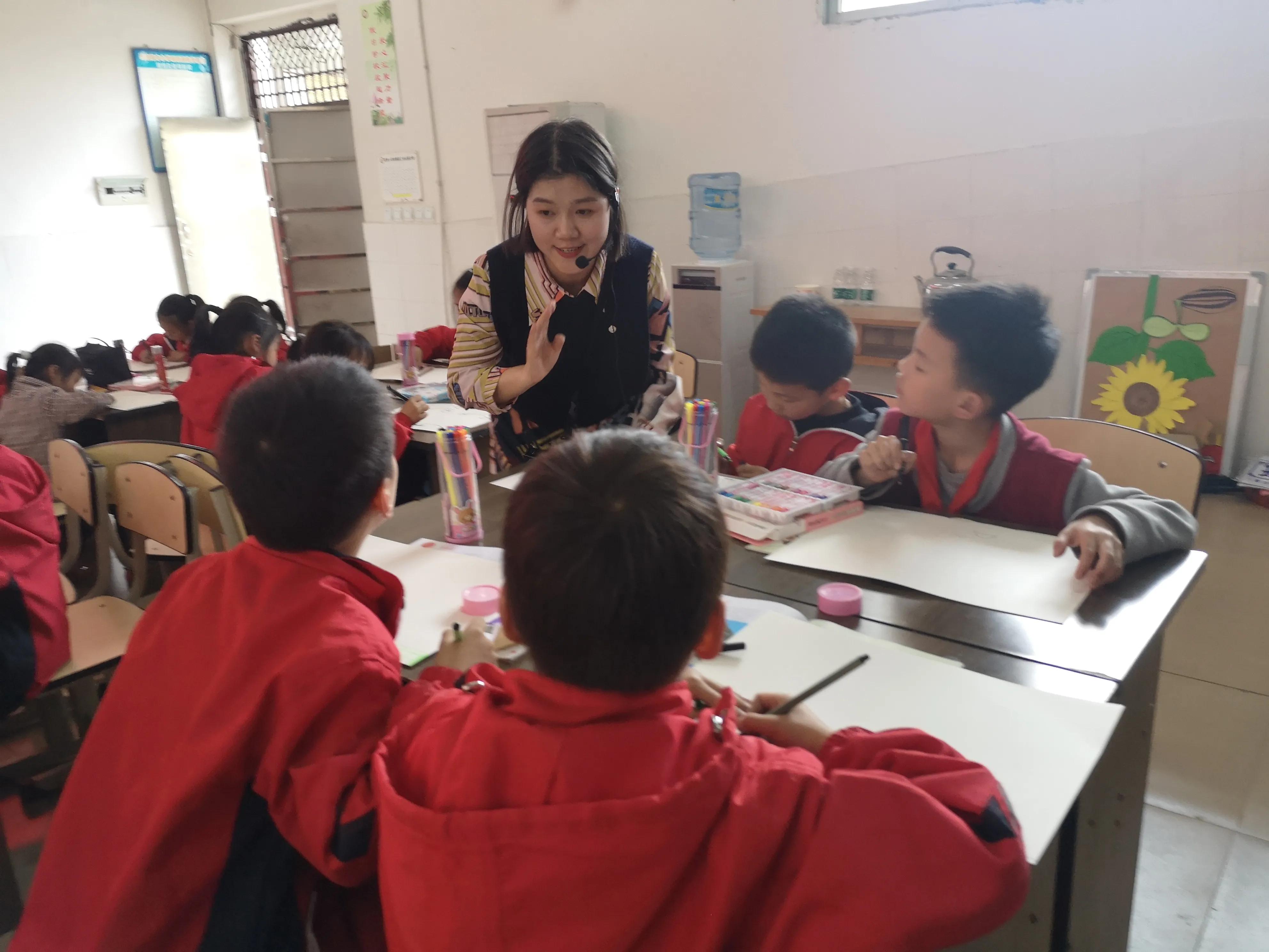 岳池实验学校发展共同体同课异构“画”交流，特色教育促“双减”