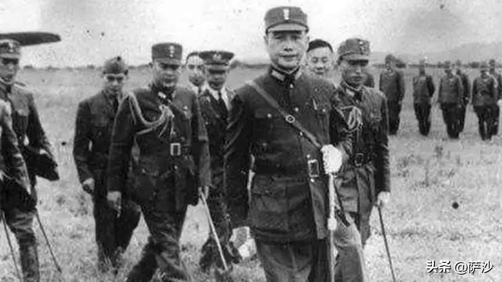 为什么抗日时期国军服装分了颜色,为什么汉奸军服是军阀服装