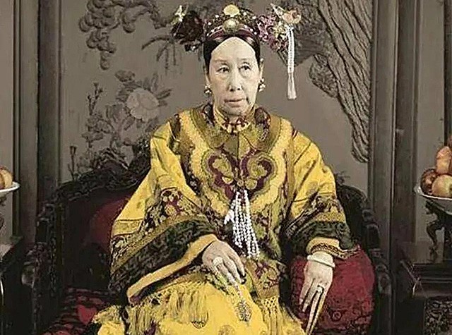 宋美龄麻花手镯值多少钱,宋美龄翡翠手镯价值两亿