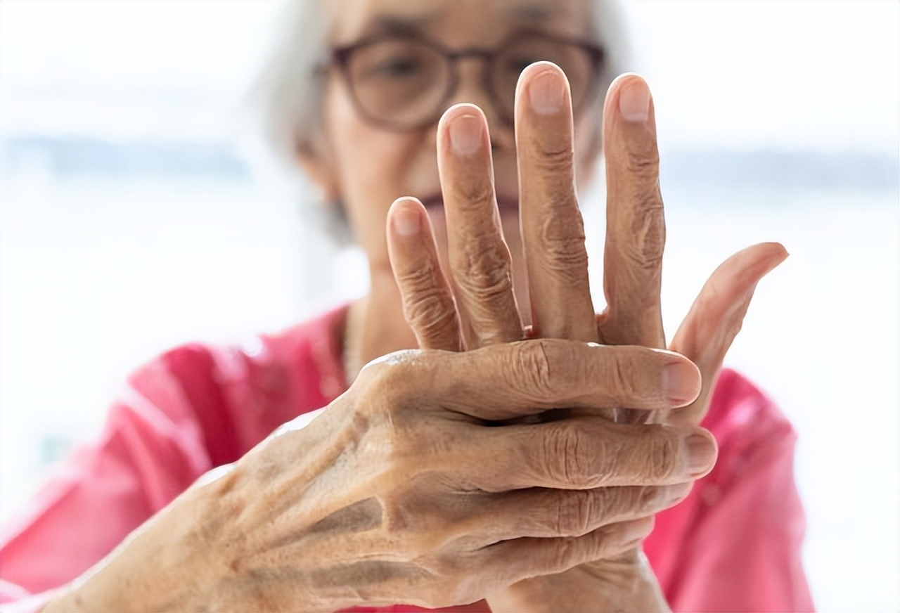 发现手指关节疼是什么原因引起的,手指关节痛是什么原因怎么办呢