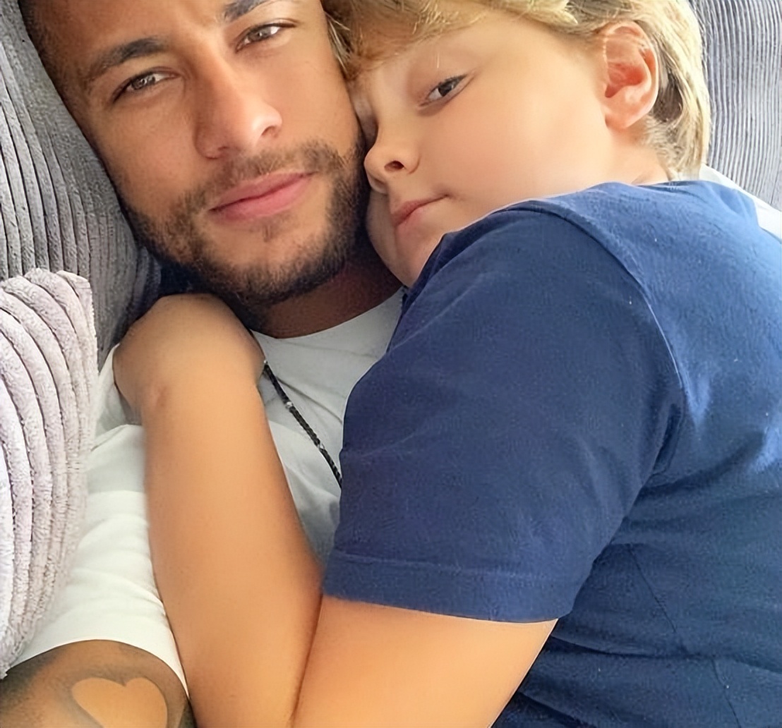 足坛“风流大师”，17岁当爹，30岁已换20个女友，如今女友又怀孕