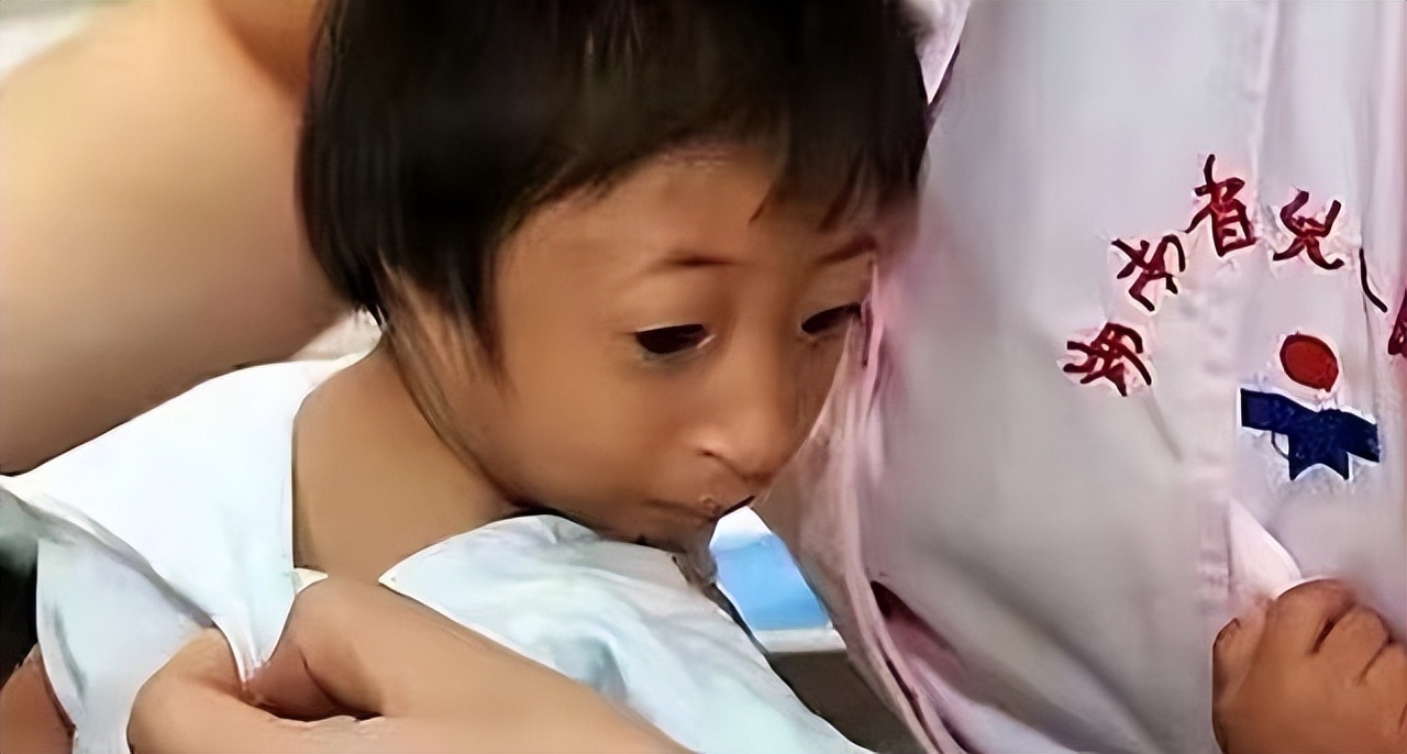 袖珍女孩梁小小出生日期,袖珍女孩梁小小现在长大的样子