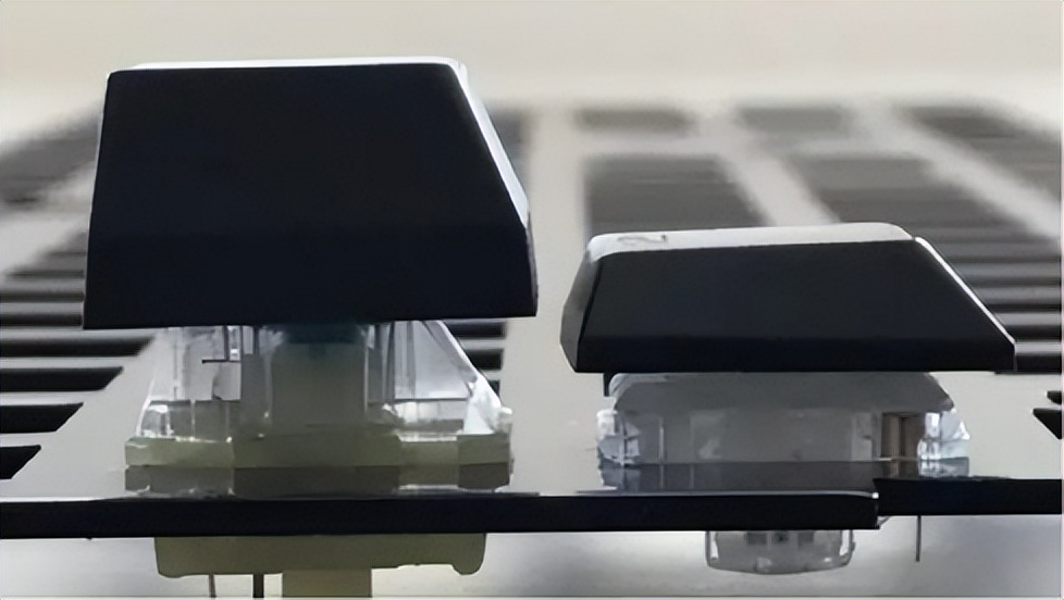 键盘上的字母不是按abcd排列,键盘左右变成abcd怎么调回来