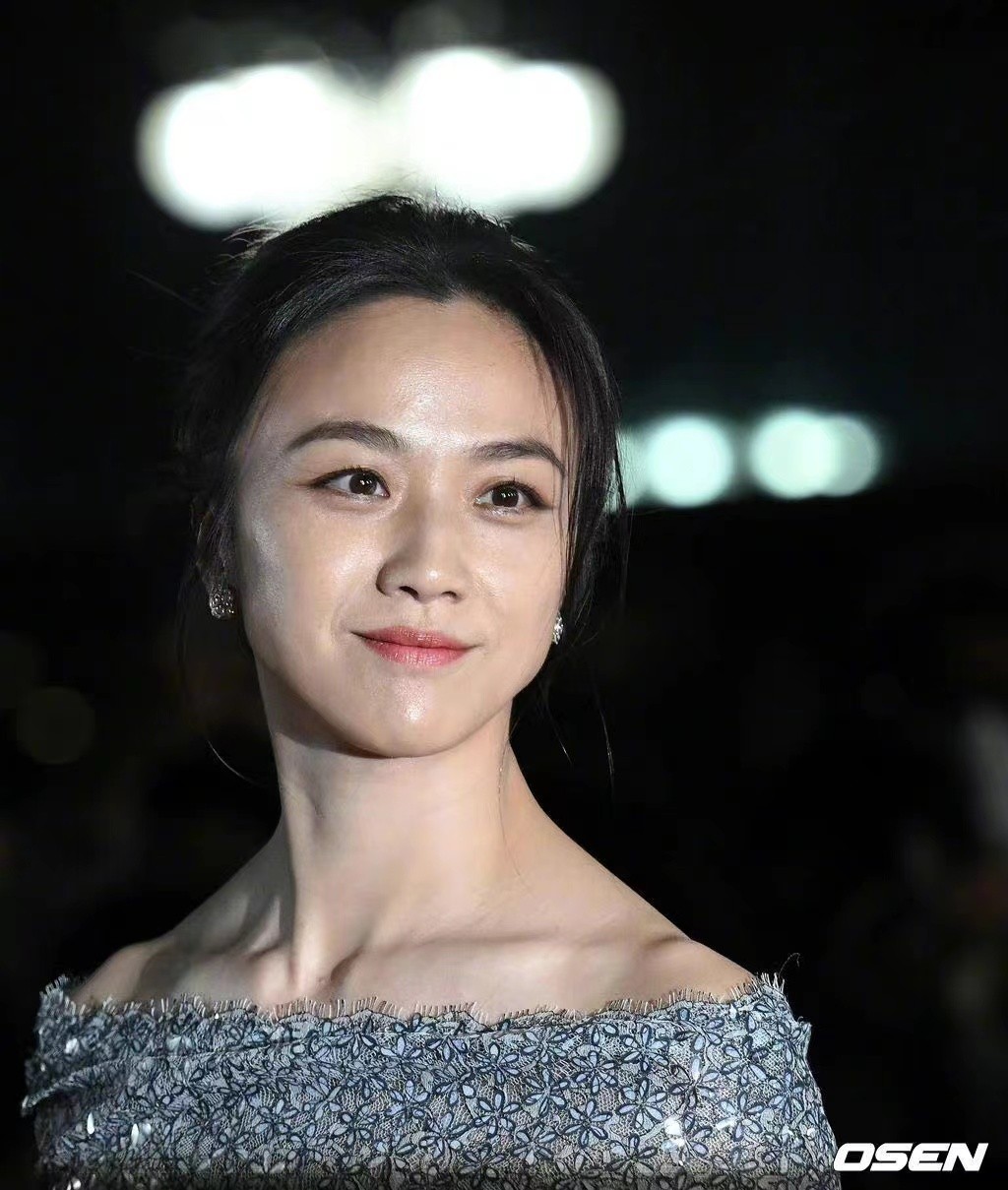 汤唯穿红色连衣裙 (汤唯身穿紫色深v礼服)