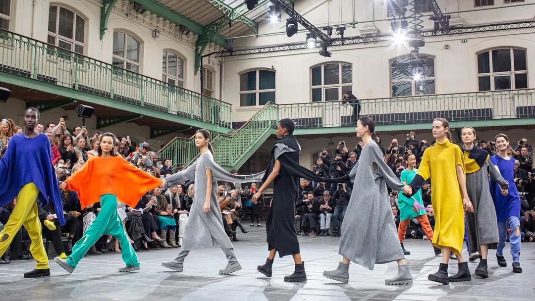 孟晚舟紫色连衣裙,孟晚舟蓝色连衣裙