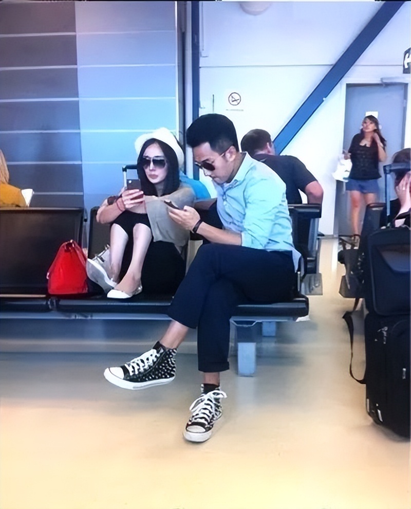 当街小便、踢路人、脚踩高铁桌子，这些明星的素质，一个比一个低