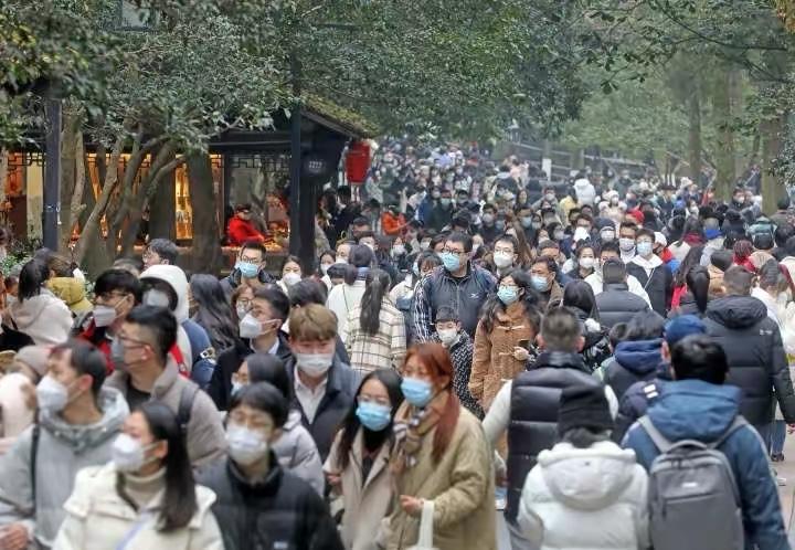 灵隐寺人山人海场面十分热闹壮观,杭州十八籽手串灵隐寺人山人海