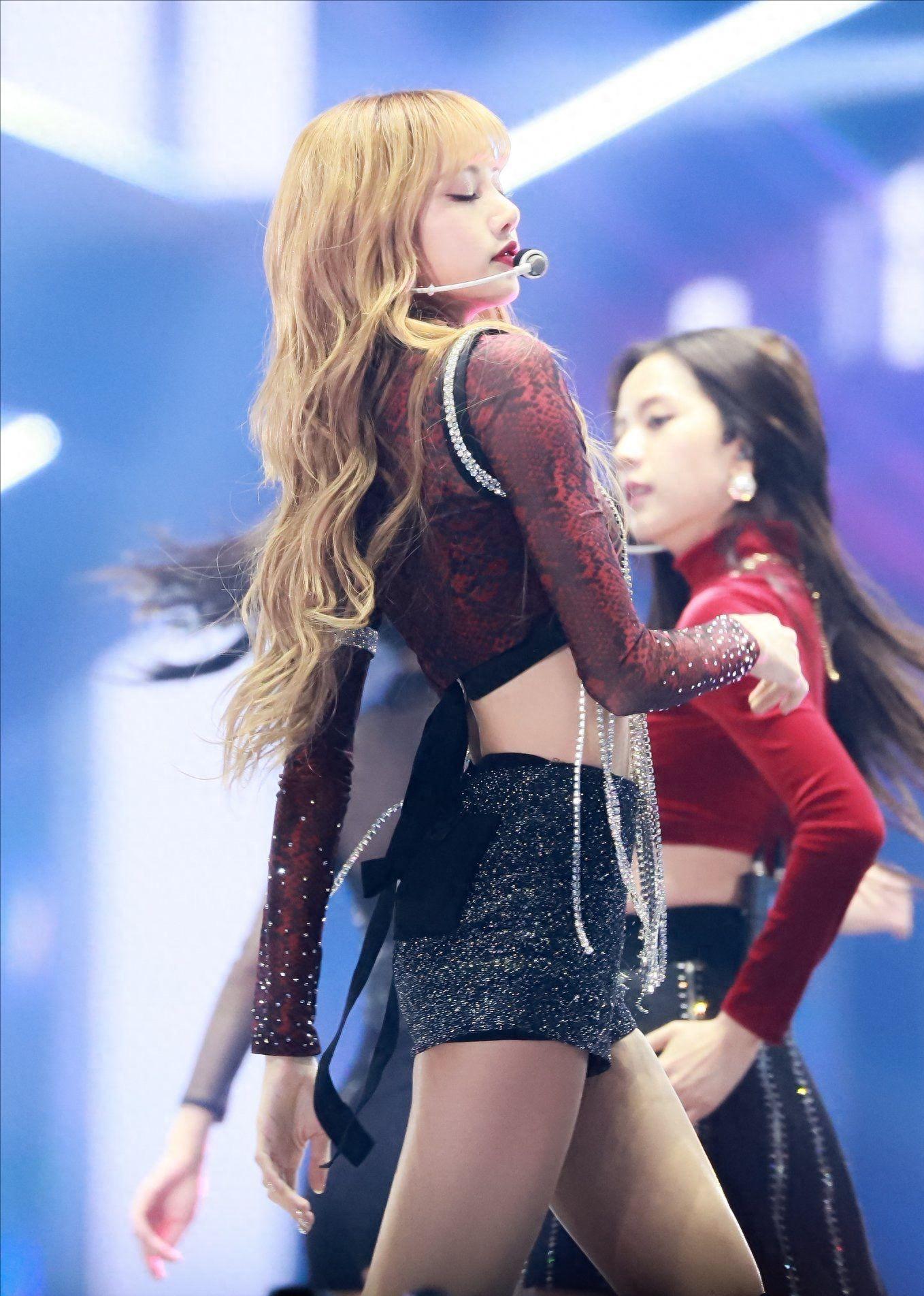 韩国女爱豆着装引争议，衣服盖不住侧乳，网友：是在弘扬传统文化