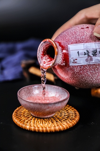 工人意外挖出千年古墓,挖出4.5吨白酒