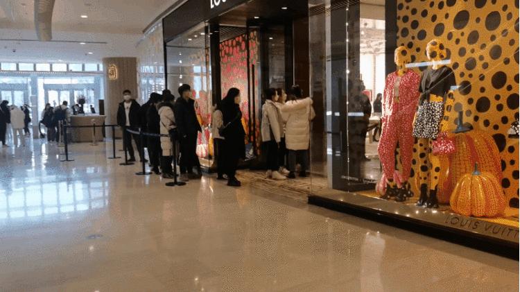 lv年入300w无收入人群,lv近十年价格变化