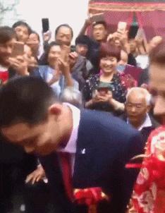 “是小蛇出了轨，还是青蛙劈了腿？”这是现实版的美杜莎？哈哈