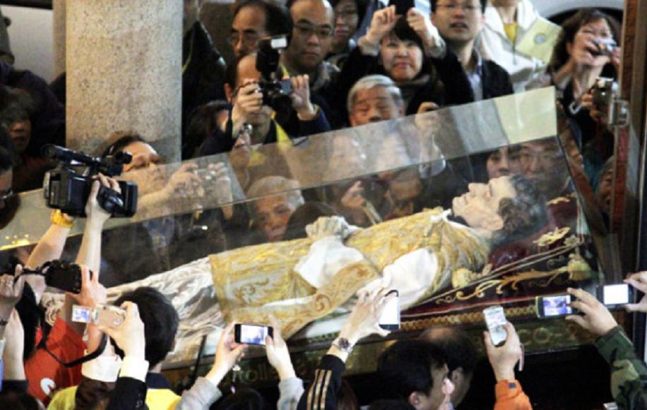 巴黎圣母院发现铅棺里面的尸体,巴黎圣母院地下发现铅棺