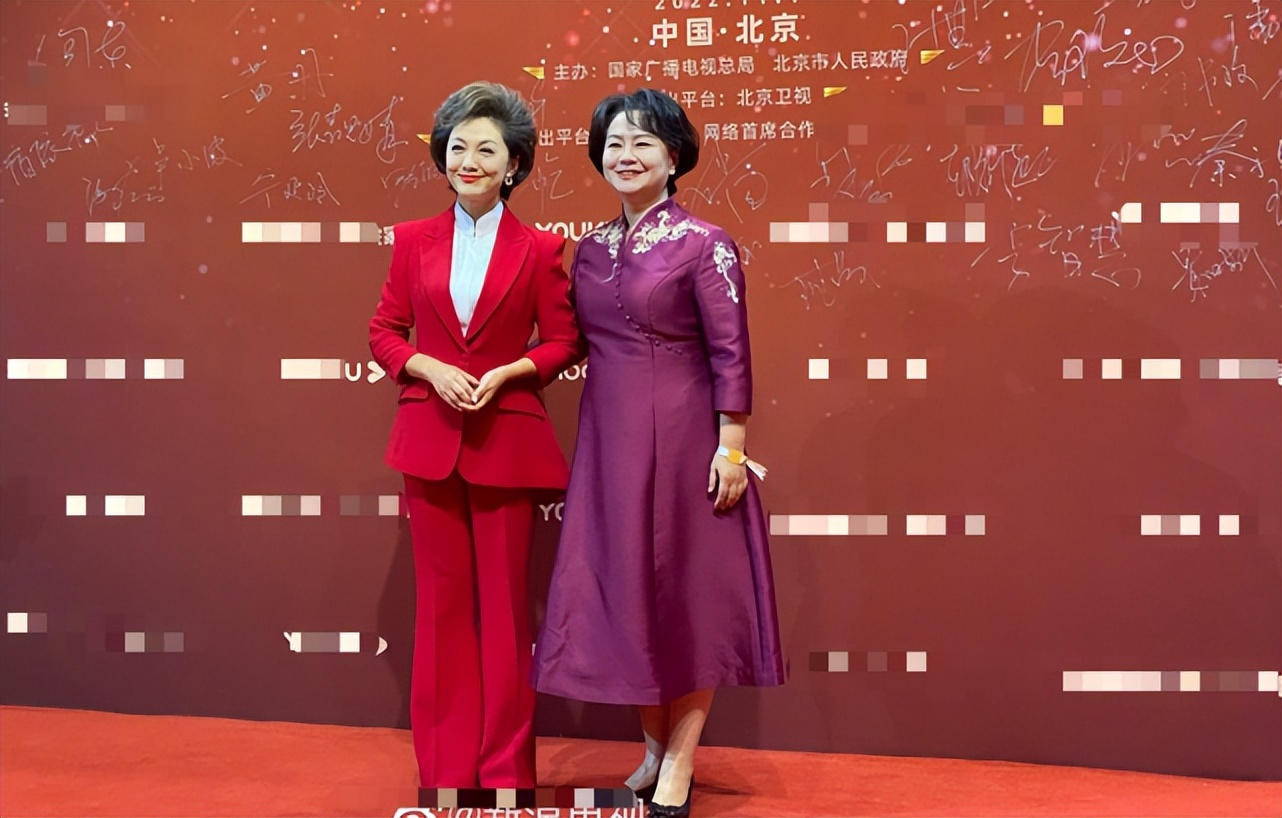 殷桃现身飞天奖典礼,殷桃闫妮颁奖典礼