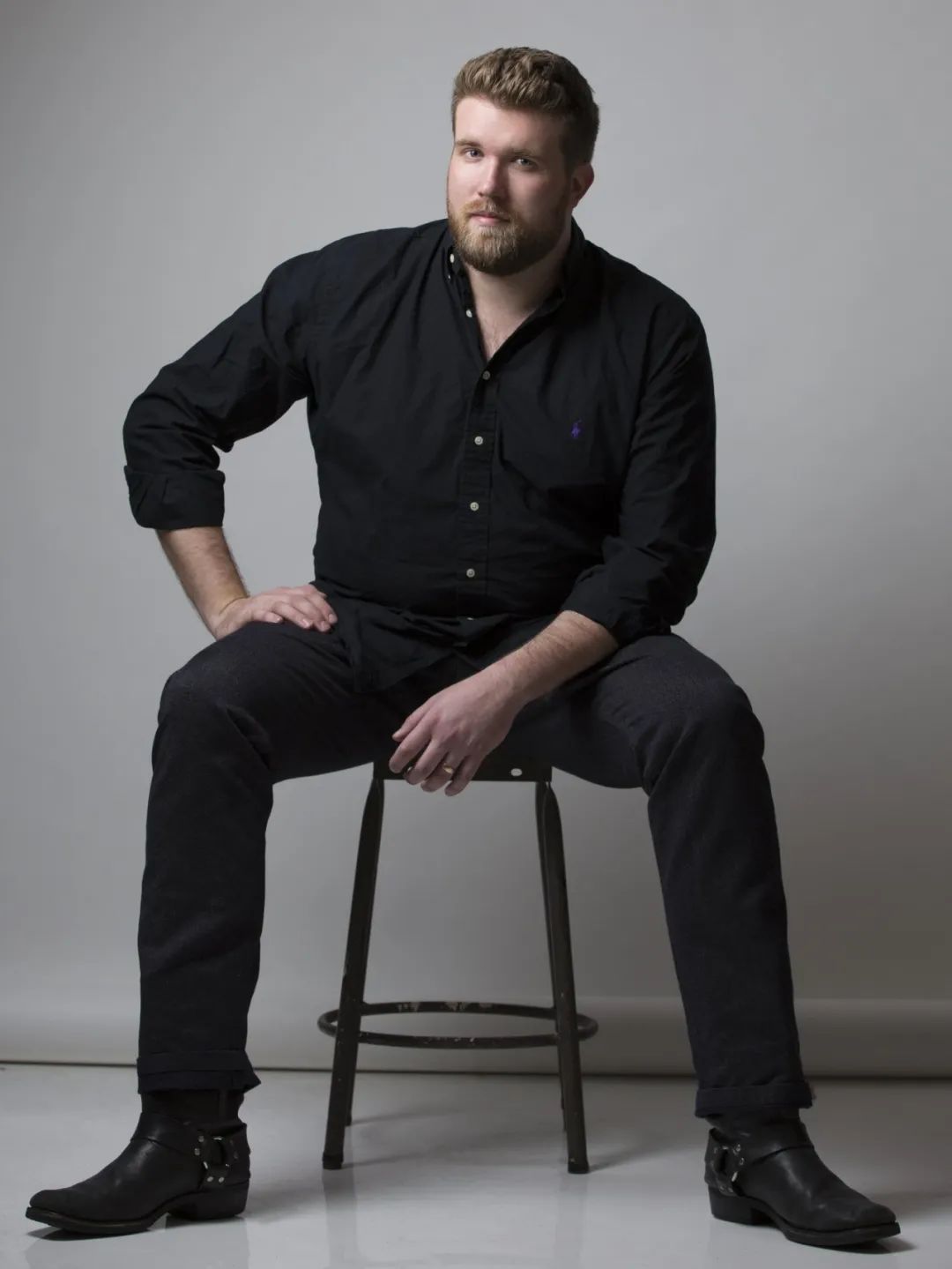 全球首席大码男模特为Rihanna内衣大秀走秀，展现傲人大肚腩