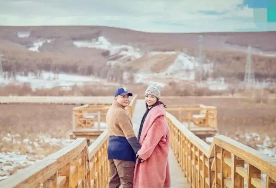 41岁刘涛穿亮片礼服惊艳全场,刘涛以一袭粉色连衣长裙亮相