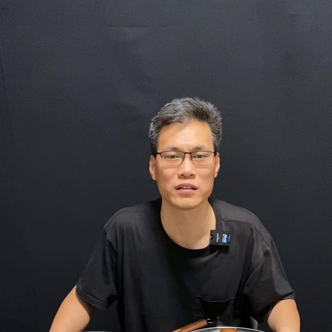 这款锅非常值得入手,旗舰店卖得很贵的,其他三款跟它比根...