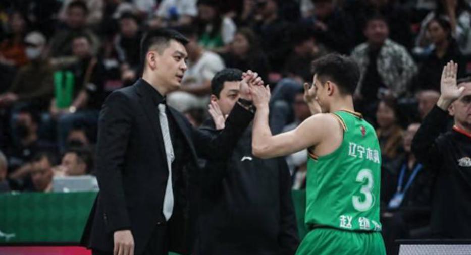 杨鸣的全场紧逼让杜锋吃不消,杨鸣朱芳雨比赛