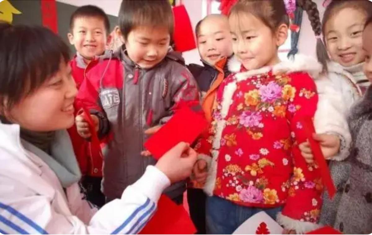 我家1个孩子别人家3个红包怎么给,亲戚家有三个孩子红包怎么给