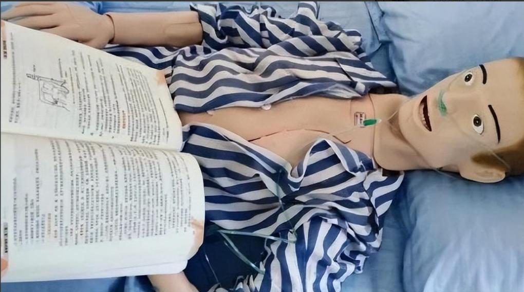 医学院“假人”火了,潦草中透着清澈的愚蠢,医学生:这是我本人