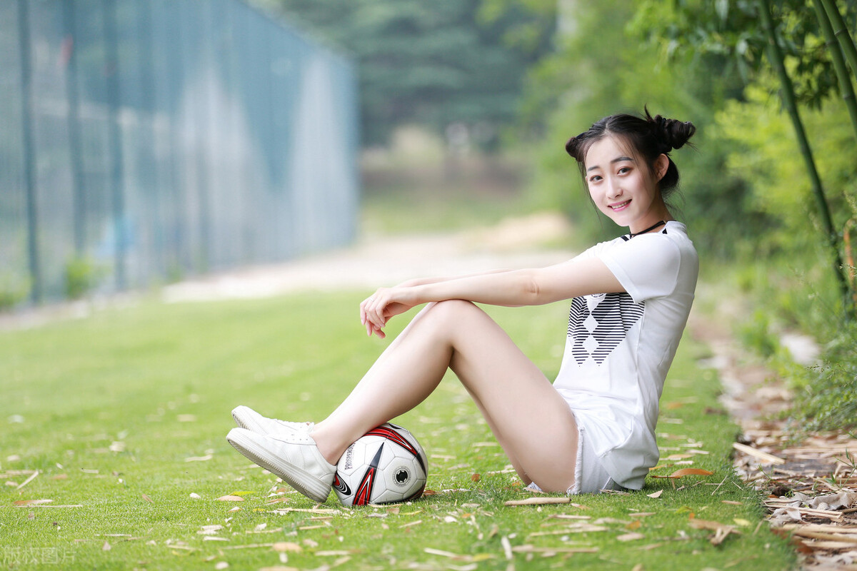 足球宝贝晒美照,欧洲杯足球宝贝最火的照片