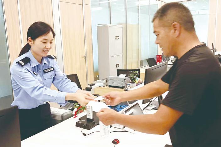 丢失补办身份证最快多久能拿证,高考女生身份证掉了交警快速补办