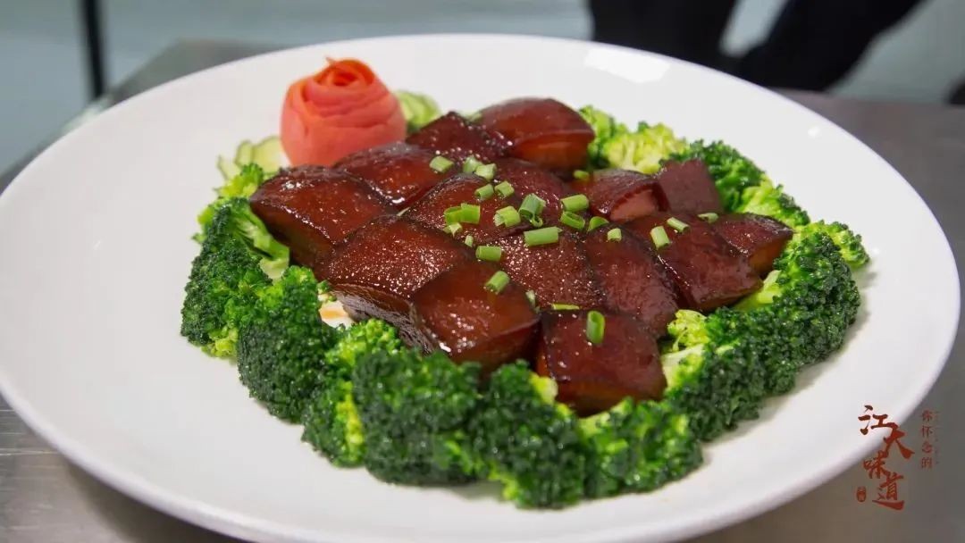 湖北这所大学：5大食堂、高档公寓，吃住条件相当好，出门是地铁