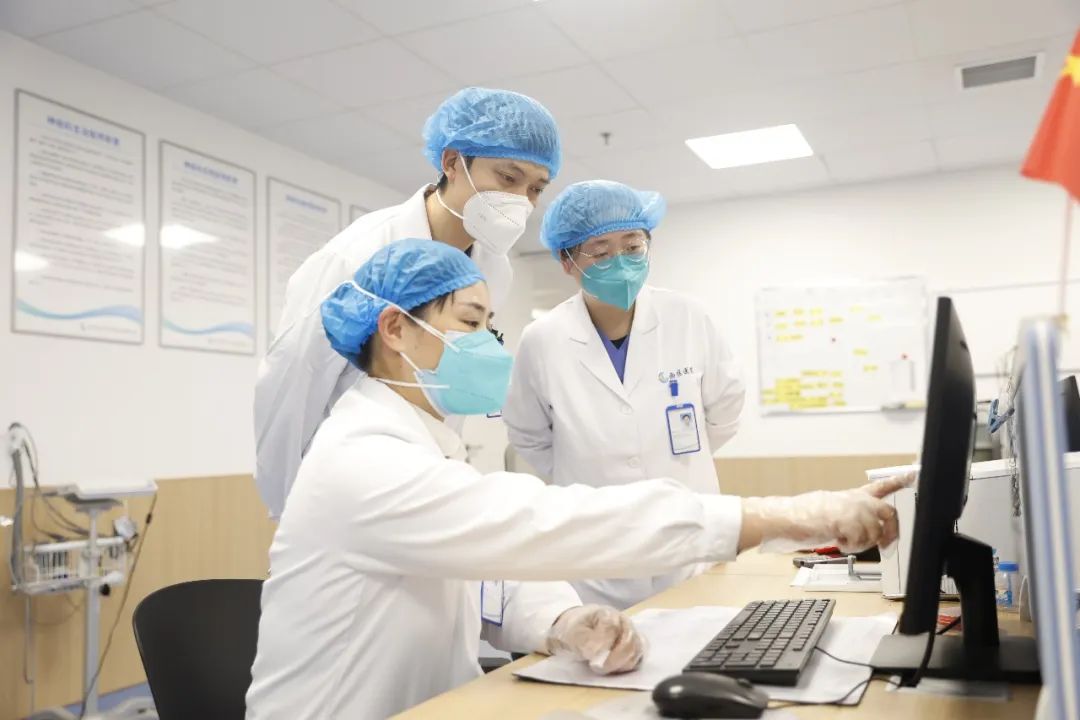 老人嘴角抽搐是什么原因怎么办,老人脸部抽搐是什么原因引起的