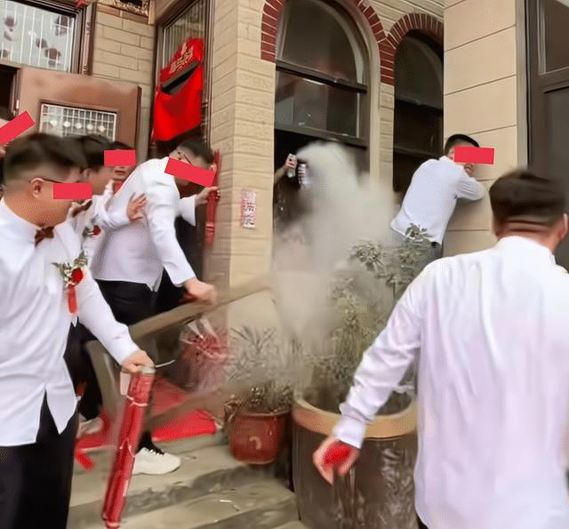 伴娘用防狼喷雾拦门讨红包，伴郎发飙动手拆家，岳父担忧女婿退货