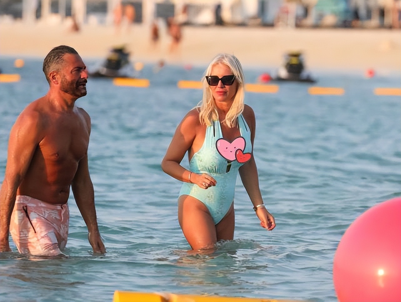 52岁英国明星海边度假,46岁英国主持人